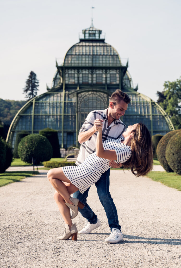 Tanzendes Paar bei der Dip-Pose vor dem Palmenhaus Schönbrunn in Wien