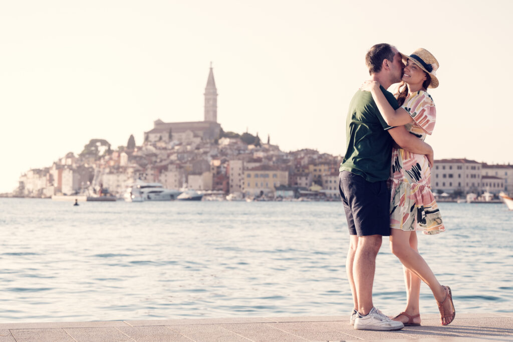 Adriana & Mario: Ein magisches Paarshooting mit Portraits bei Sonnenuntergang in Rovinj